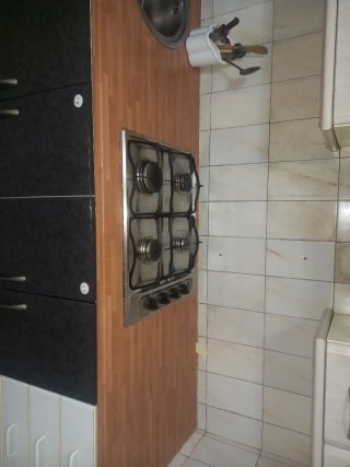 Mueble de cocina con vitrocerámica y fregadero