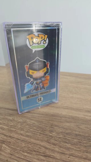 Funko Pop! Ultimate Freddy con Espada SE