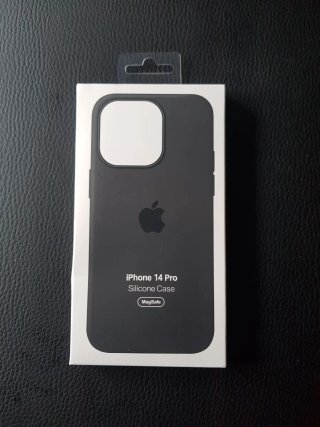 Custodia iPhone 14 Pro in silicone MagSafe nero