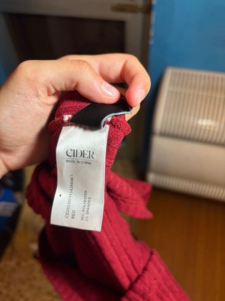 Maglietta rossa spalle scoperte costine