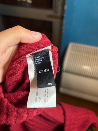Maglietta rossa spalle scoperte costine