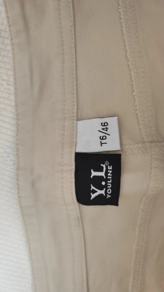 Pantalón beige con tachuelas