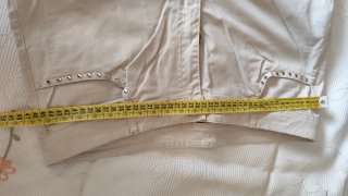 Pantalón beige con tachuelas