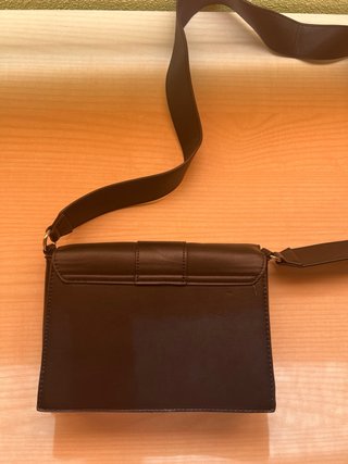 Bolso negro con flores bordadas y correa