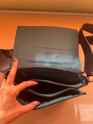 Bolso negro con flores bordadas y correa