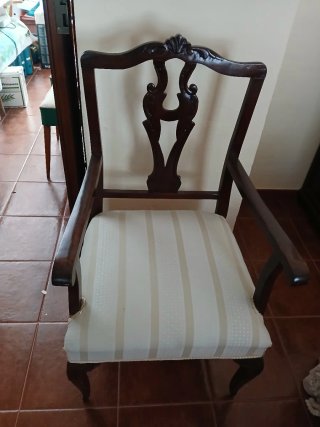 Sillón antiguo de madera y tela