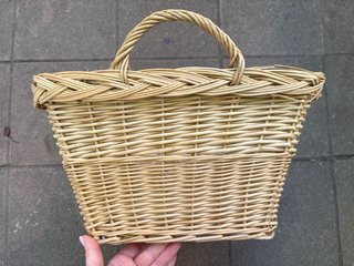 Cesta de mimbre rectangular con asas
