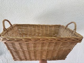 Cesta de mimbre rectangular con asas