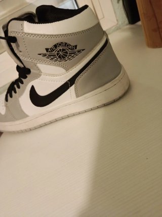 Jordan 1 Gris y Blanco