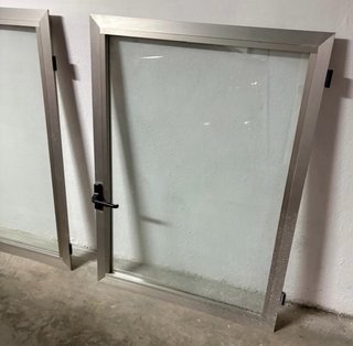 Ventana aluminio dos hojas abatibles