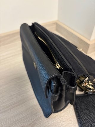 Bolso Tommy Hilfiger Negro con Bandolera Dorada