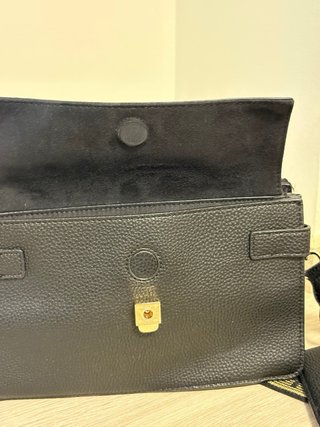 Bolso Tommy Hilfiger Negro con Bandolera Dorada