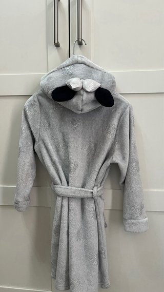 Bata niña Minnie Mouse gris con capucha