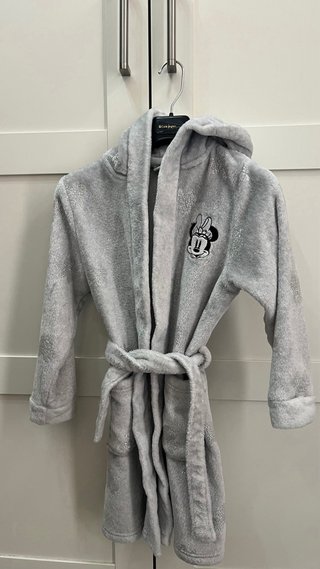Bata niña Minnie Mouse gris con capucha