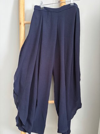 Pantalón azul marino con aberturas