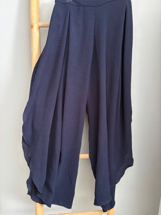 Pantalón azul marino con aberturas