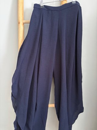 Pantalón azul marino con aberturas