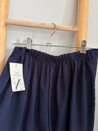 Pantalón azul marino con aberturas