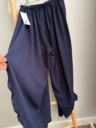 Pantalón azul marino con aberturas