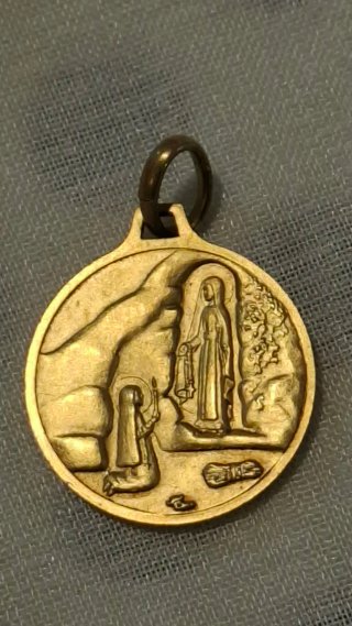 Medalla religiosa de oro y beige