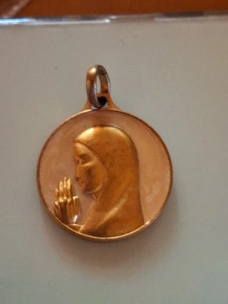 Medalla religiosa de oro y beige