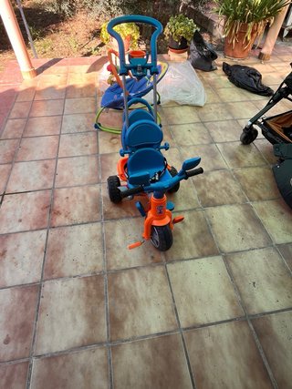 Triciclo Feber Naranja y Azul