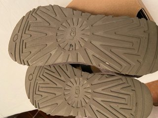 Sandalias UGG de piel gris Usadas una tarde