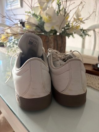 Zapatillas Adidas Blancas y Marrones