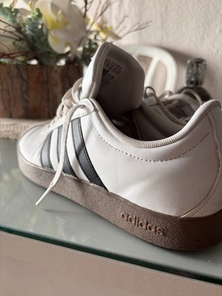 Zapatillas Adidas Blancas y Marrones
