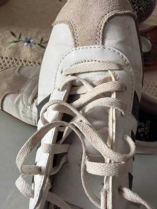 Zapatillas Adidas Blancas y Marrones