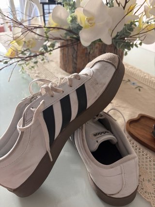 Zapatillas Adidas Blancas y Marrones