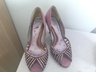 Zapatos de tacón rosas con pedrería