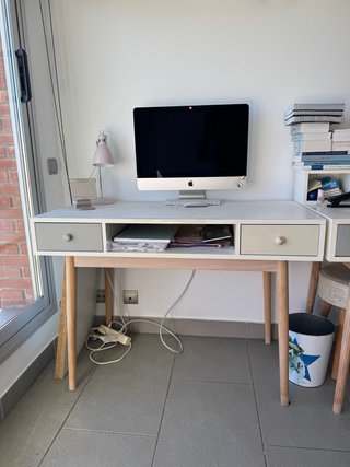 Escritorio blanco con dos cajones