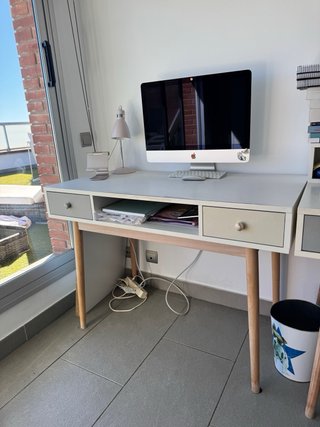 Escritorio blanco con dos cajones
