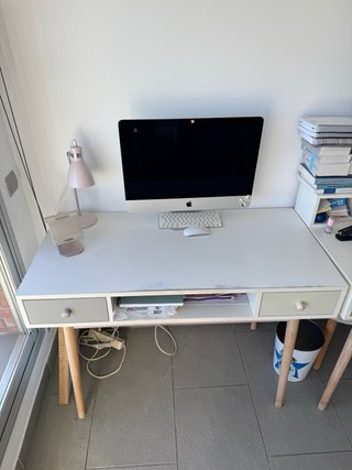 Escritorio blanco con dos cajones