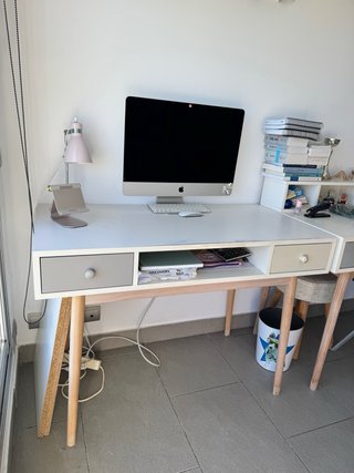Escritorio blanco con dos cajones