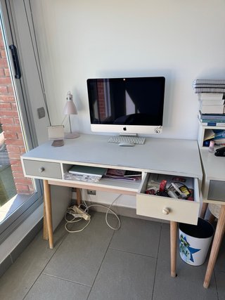 Escritorio blanco con dos cajones