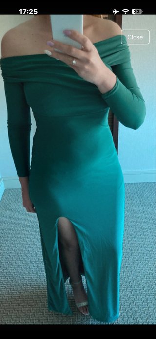 Vestido de gala verde con abertura