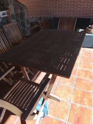 Mesa y 4 sillas de jardín de madera