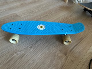 Skate azul con ruedas