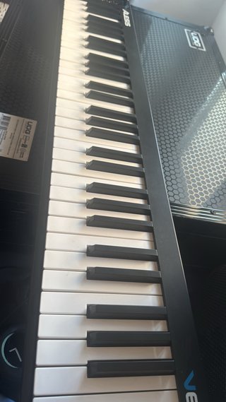 Vendo o cambio Alesis V61 teclado controlador midi