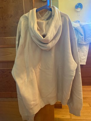 Sudadera beige con corazón naranja