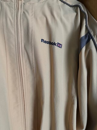 Chaqueta deportiva Reebok beige