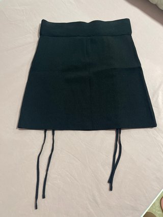 Falda negra con cordones