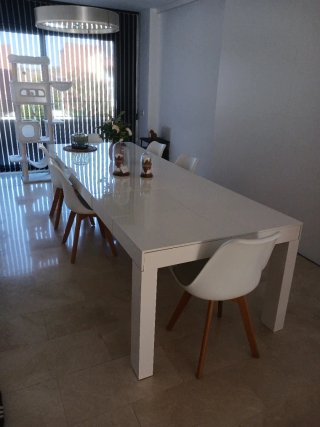 Mesa comedor lacado blanco con 6 sillas