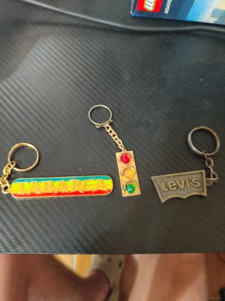 Lote 3 llaveros: Tabarca, Semáforo, Levi's