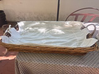 Cesta mimbre con tela blanca