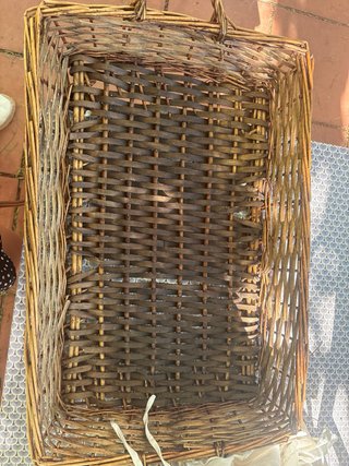 Cesta mimbre con tela blanca