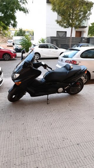 Yamaha TMAX Negra