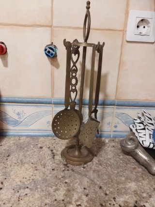 Organizador de metal dorado y plateado